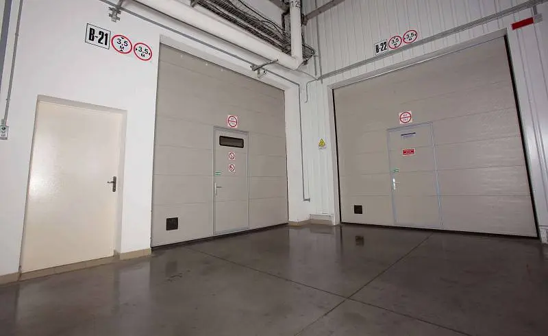 Секционные ворота с калиткой для производственного помещения