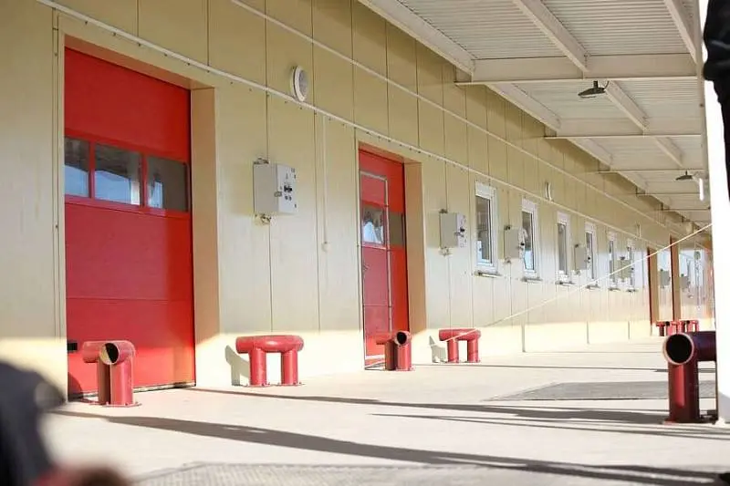 Промышленные секционные ворота для производственного помещения