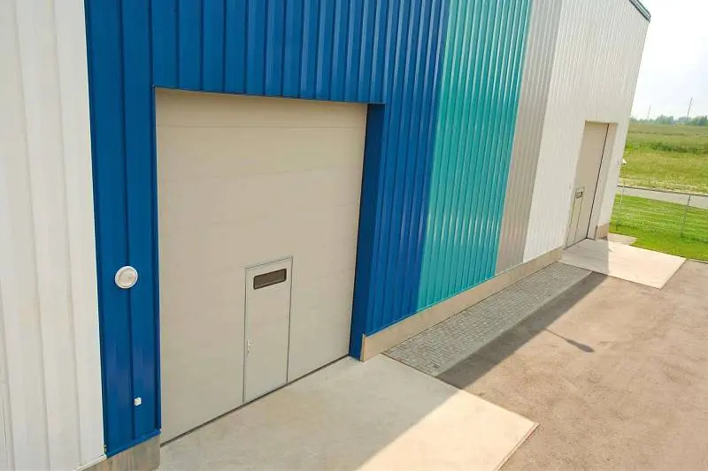 Секционные ворота со встроенной калиткой для склада